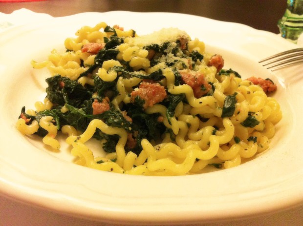 Fusilli Lunghi Con Salchicha Y Espinacas