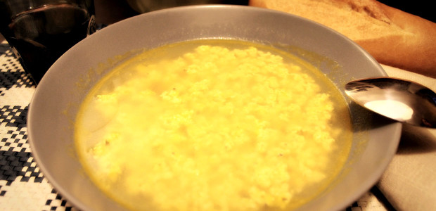 Stracciatella a la romana, la sopa italiana d'ou amb formatge ~ Primers Receptes ~ La ragazza col mattarello Stracciatella a la romana, la sopa italiana d'ou amb formatge ~ Primers Receptes ~ La ragazza col mattarello