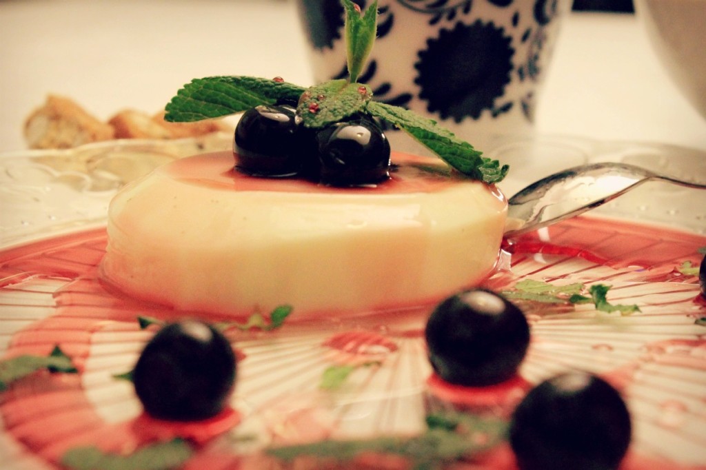 Receta de panna cotta o panacota con amarene sciroppate o cerezas en almíbar ~ Dulces Recetas  ~ La ragazza col mattarello