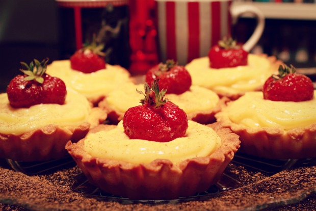 Crostatine d'ametlles amb crema pastissera de taronja i maduixes caramel·litzades ~ Postres Receptes ~ La ragazza col mattarello Crostatine d'ametlles amb crema pastissera de taronja i maduixes caramel·litzades ~ Postres Receptes ~ La ragazza col mattarello