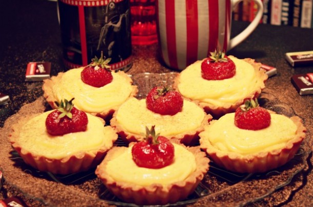 Crostatine De Almendras Con Crema Pastelera De Naranja Y Fresas Caramelizadas