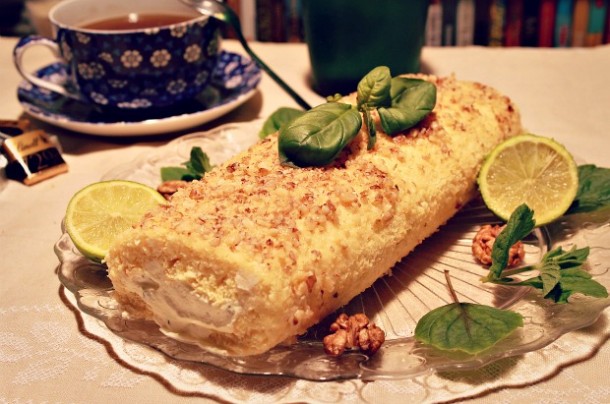 Brazo De Gitano Con Crema De Mascarpone, Albahaca Y Miel, Cubierto Con Glasa De Lima Y Nueces