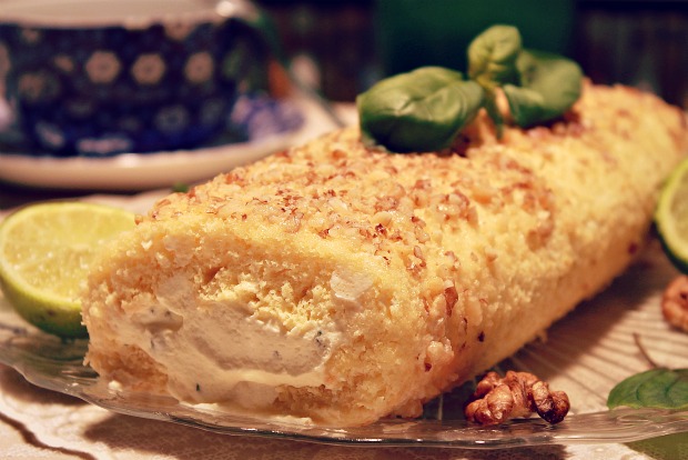 Braç de gitano amb crema de mascarpone, alfàbrega i mel, cobert amb glassa de llimona dolça i nous ~ Postres Receptes ~ La ragazza col mattarello Braç de gitano amb crema de mascarpone, alfàbrega i mel, cobert amb glassa de llimona dolça i nous ~ Postres Receptes ~ La ragazza col mattarello