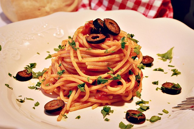 Spaghetti alla puttanesca amb anxoves ~ Primers Receptes ~ La ragazza col mattarello Spaghetti alla puttanesca amb anxoves ~ Primers Receptes ~ La ragazza col mattarello
