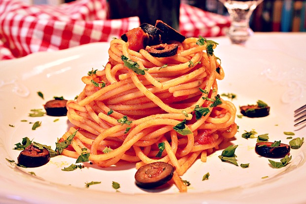 Spaghetti alla puttanesca amb anxoves ~ Primers Receptes  ~ La ragazza col mattarello
