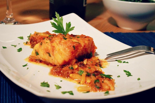 Baccalà In Umido Alla Romana (bacalao Con Tomate, Pasas Y Piñones)