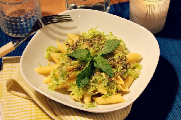 Ensalada De Pasta Con Calabacín Y Pesto De Cacahuetes Y Menta