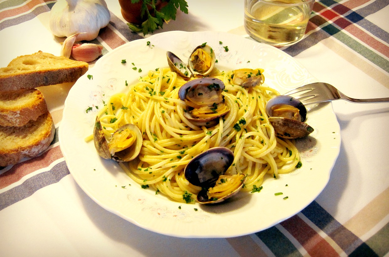 Pasta amb cloïsses (Spaghetti alle vongole) ~ Primers Receptes ~ La ragazza col mattarello Pasta amb cloïsses (Spaghetti alle vongole) ~ Primers Receptes ~ La ragazza col mattarello