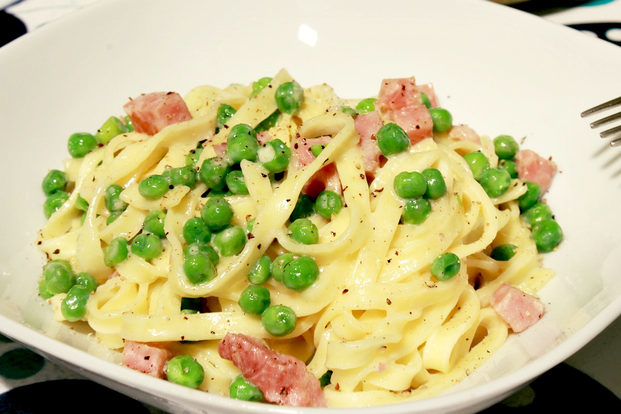 Tagliatelle con crema de leche, jamón de York y guisantes ~ Primeros Recetas ~ La ragazza col mattarello Tagliatelle con crema de leche, jamón de York y guisantes ~ Primeros Recetas ~ La ragazza col mattarello