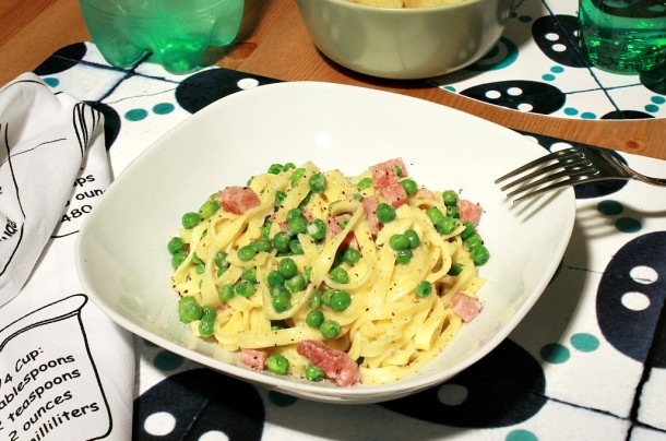 Tagliatelle Con Crema De Leche, Jamón De York Y Guisantes