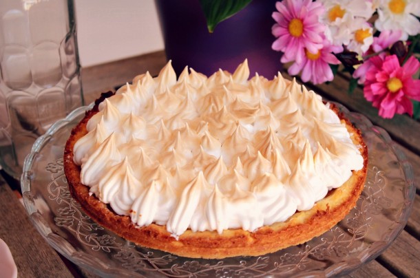 Crostata De Limón Cubierta De Merengue Italiano