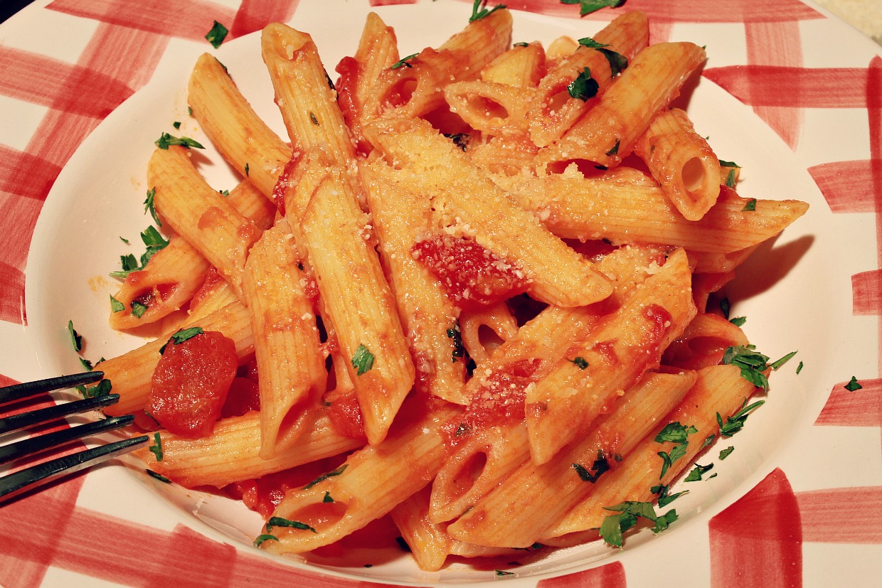 Penne a l'arrabbiata ~ Primers Receptes ~ La ragazza col mattarello Penne a l'arrabbiata ~ Primers Receptes ~ La ragazza col mattarello