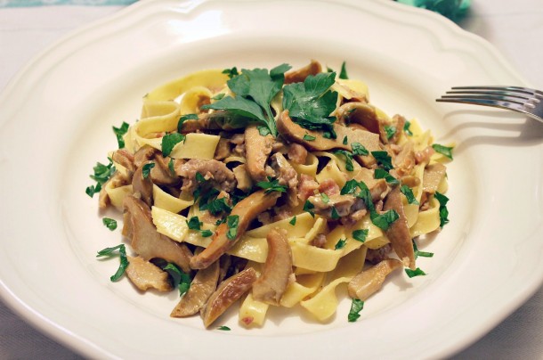 Pasta A La Boscaiola, Con Níscalos, Bacon Ahumado Y Salchicha