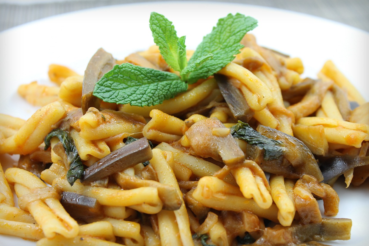 Pasta amb albergínia i menta ~ Primers Receptes ~ La ragazza col mattarello Pasta amb albergínia i menta ~ Primers Receptes ~ La ragazza col mattarello