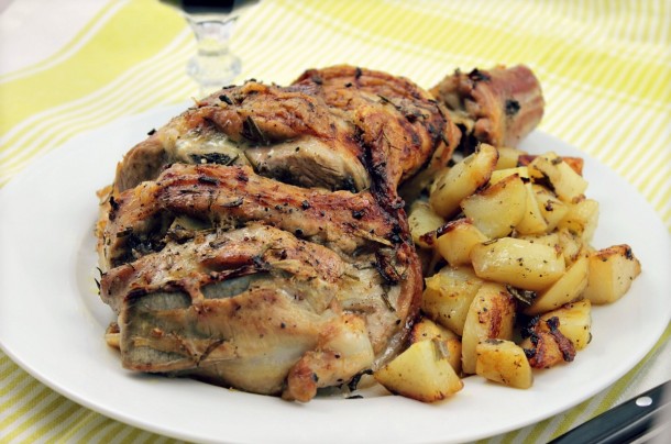 Paletilla De Cordero Al Horno Con Patatas Aromatizado Con Salvia Y Romero