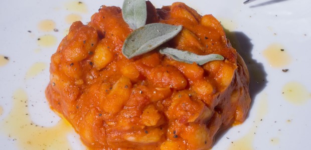 Recepta de mongetes amb tomàquet i sàlvia (fagioli all'uccelletto) ~ Primers Receptes ~ La ragazza col mattarello Recepta de mongetes amb tomàquet i sàlvia (fagioli all'uccelletto) ~ Primers Receptes ~ La ragazza col mattarello