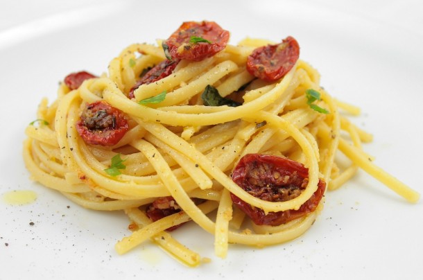 Pasta Con Tomates Cherry Confitados, Anchoas Y Pan Rallado