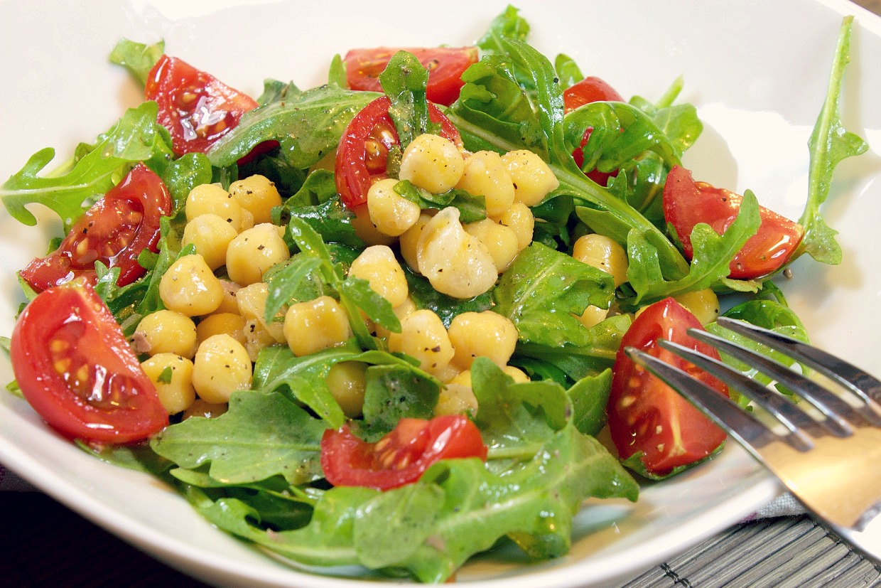 Ensalada de garbanzos, rúcula y tomates cherry con vinagreta de anchoas ~ Entrantes Recetas ~ La ragazza col mattarello Ensalada de garbanzos, rúcula y tomates cherry con vinagreta de anchoas ~ Entrantes Recetas ~ La ragazza col mattarello