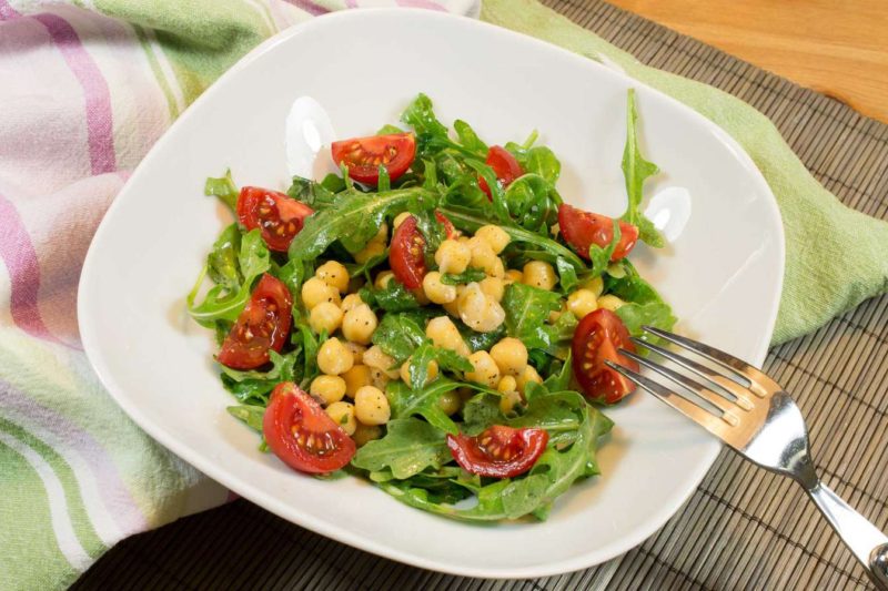 Ensalada De Garbanzos, Rúcula Y Tomates Cherry Con Vinagreta De Anchoas