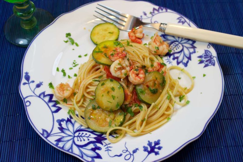 Pasta Con Gambas Peladas, Calabacines Y Tomates Cherry