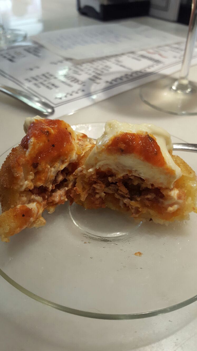 Las mejores bombas de la Barceloneta | La Bodega Peninsular ~ España Pendoneando ¿Dónde comer? ~ La ragazza col mattarello Las mejores bombas de la Barceloneta | La Bodega Peninsular ~ España Pendoneando ¿Dónde comer? ~ La ragazza col mattarello