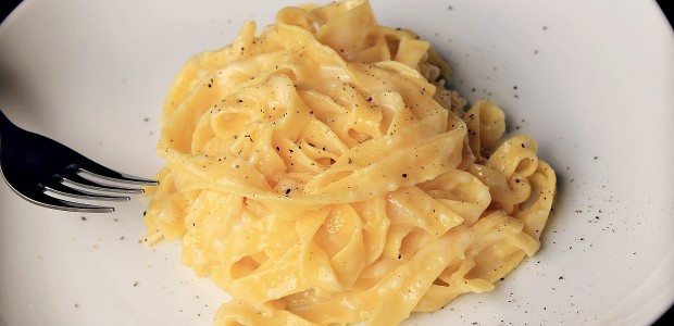 Fettuccine Alfredo: receta de pasta con parmesano y mantequilla ~ Primeros Recetas  ~ La ragazza col mattarello
