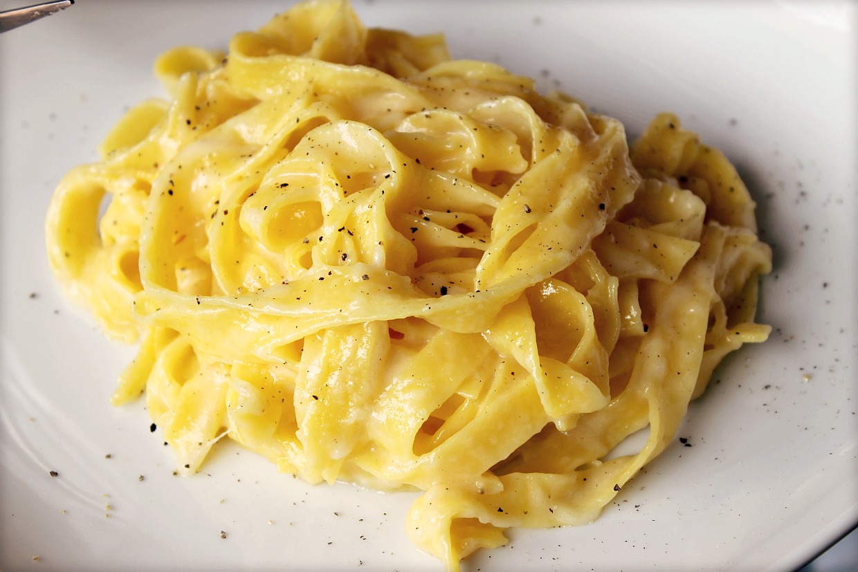 Fettuccine Alfredo: receta de pasta con parmesano y mantequilla ~ La ragazza col mattarello Fettuccine Alfredo: receta de pasta con parmesano y mantequilla ~ La ragazza col mattarello