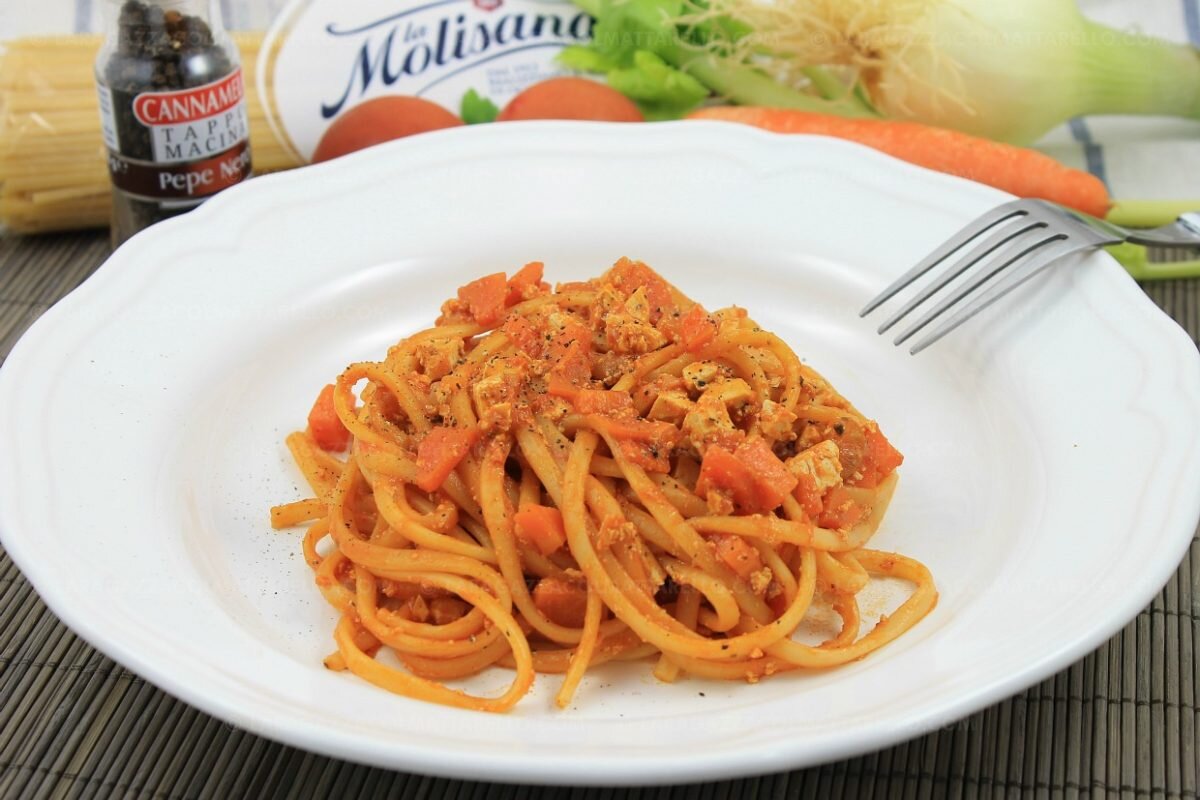 Pasta vegetariana con sofrito italiano de tomate y tofu La ragazza col mattarello
