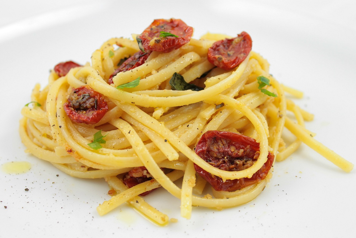 Pasta con tomates cherry confitados, anchoas y pan rallado ~ La ragazza col  mattarello