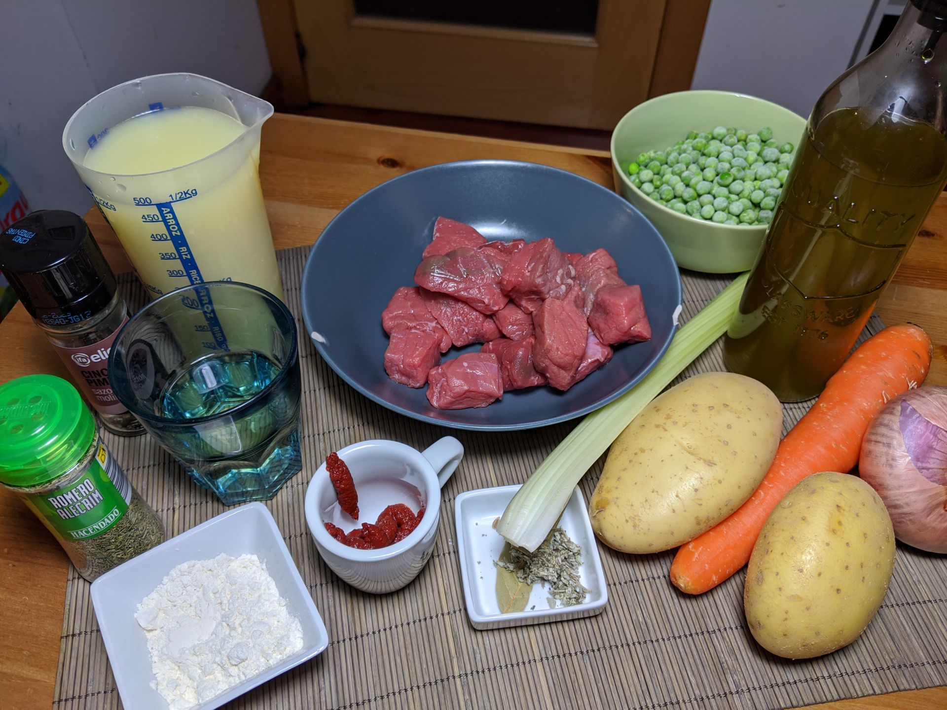 Estofado de ternera con patatas y guisantes (spezzatino con patate e piselli) ~ Recetas Segundos  ~ La ragazza col mattarello