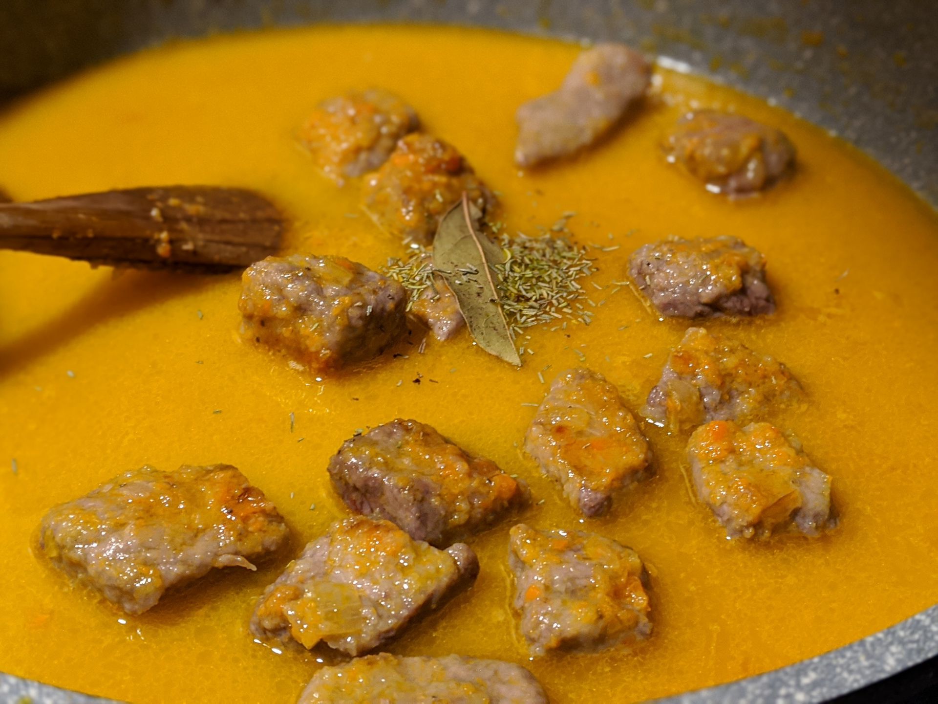 Estofado de ternera con patatas y guisantes (spezzatino con patate e piselli) ~ Recetas Segundos ~ La ragazza col mattarello Estofado de ternera con patatas y guisantes (spezzatino con patate e piselli) ~ Recetas Segundos ~ La ragazza col mattarello
