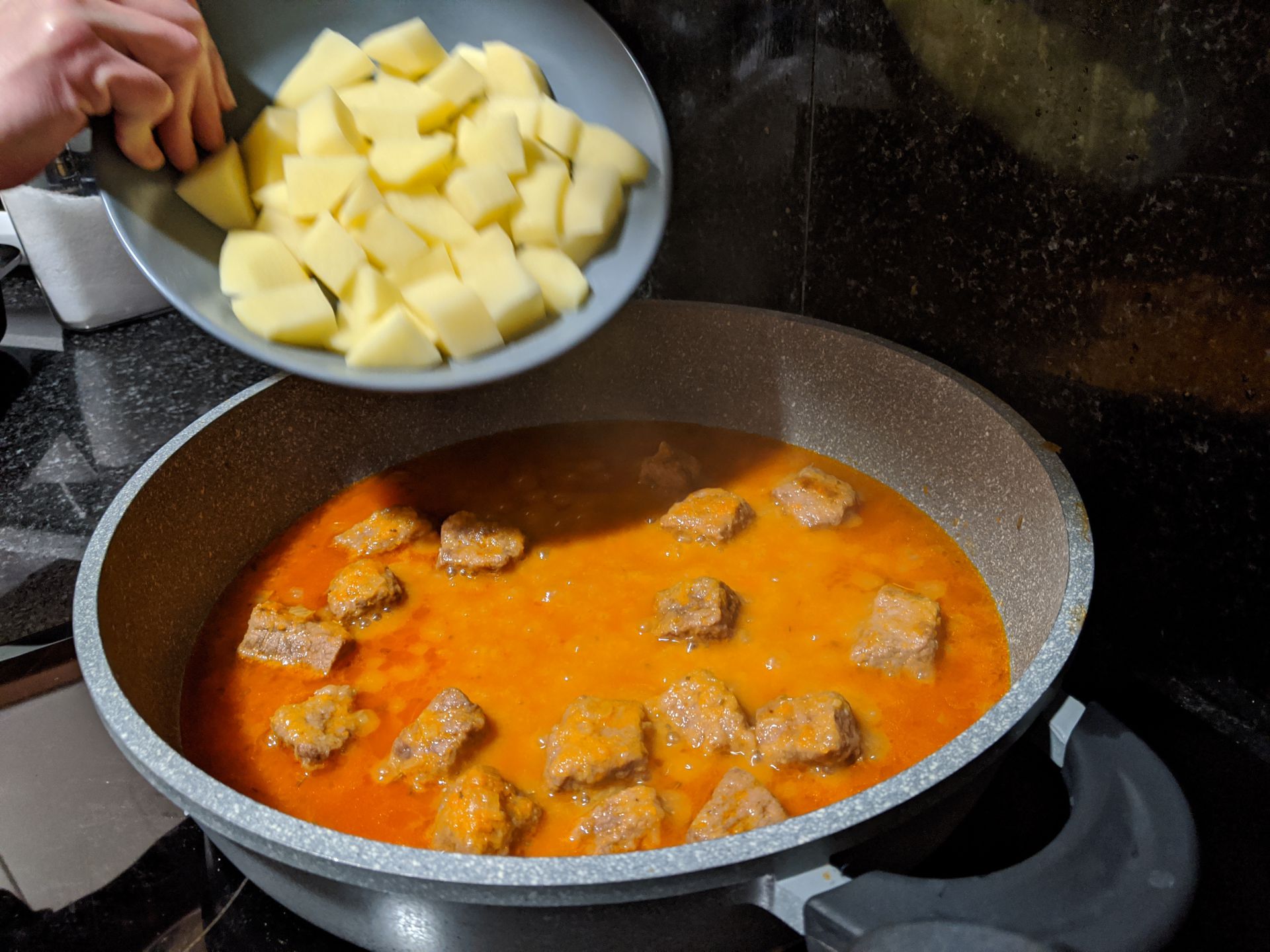 Estofado de ternera con patatas y guisantes (spezzatino con patate e piselli) ~ Recetas Segundos ~ La ragazza col mattarello Estofado de ternera con patatas y guisantes (spezzatino con patate e piselli) ~ Recetas Segundos ~ La ragazza col mattarello
