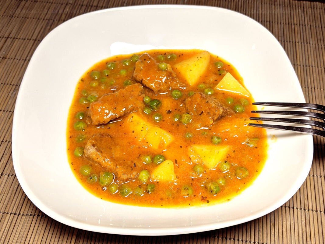Estofat de vedella amb patates i pèsols (spezzatino con patate e piselli)