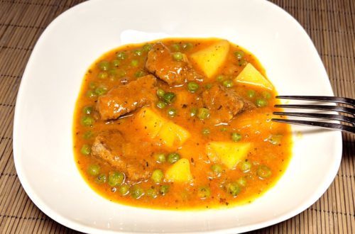 Estofado de ternera con patatas y guisantes (spezzatino con patate e piselli)