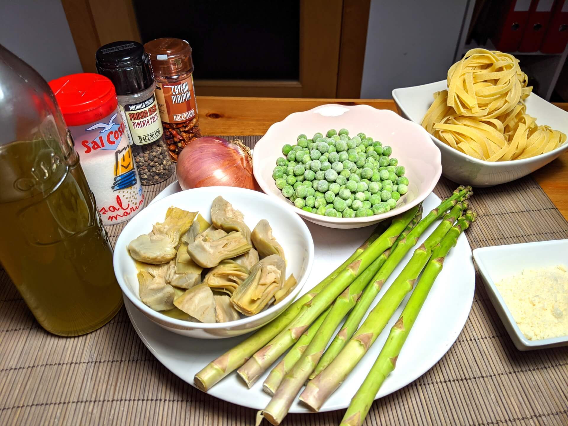 Pasta con alcachofas, espárragos y guisantes (Pasta primavera con asparagi, carciofi e piselli) ~ Primeros Recetas  ~ La ragazza col mattarello