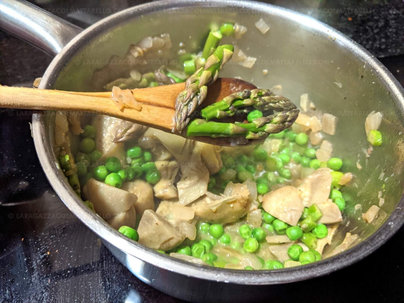 Pasta with artichokes, asparagus and peas (Pasta primavera con asparagi ...