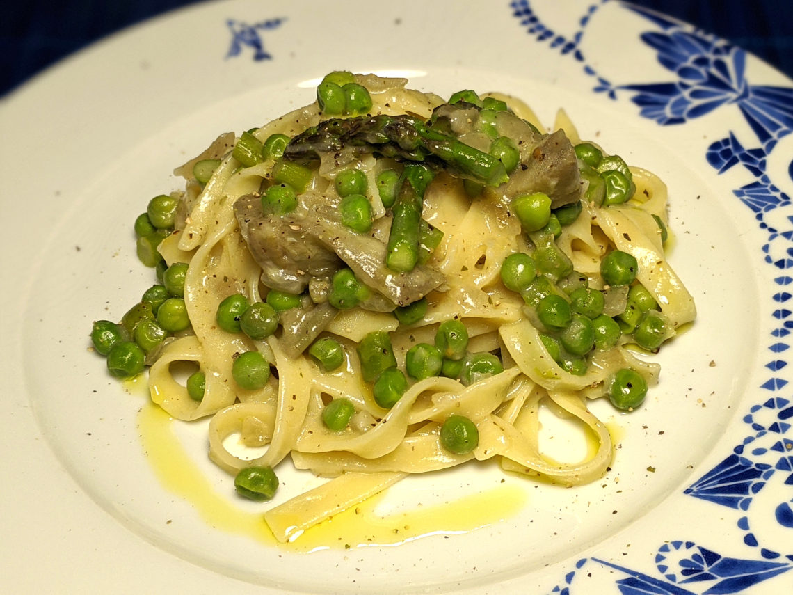 Pasta con alcachofas, espárragos y guisantes (Pasta primavera con asparagi, carciofi e piselli)