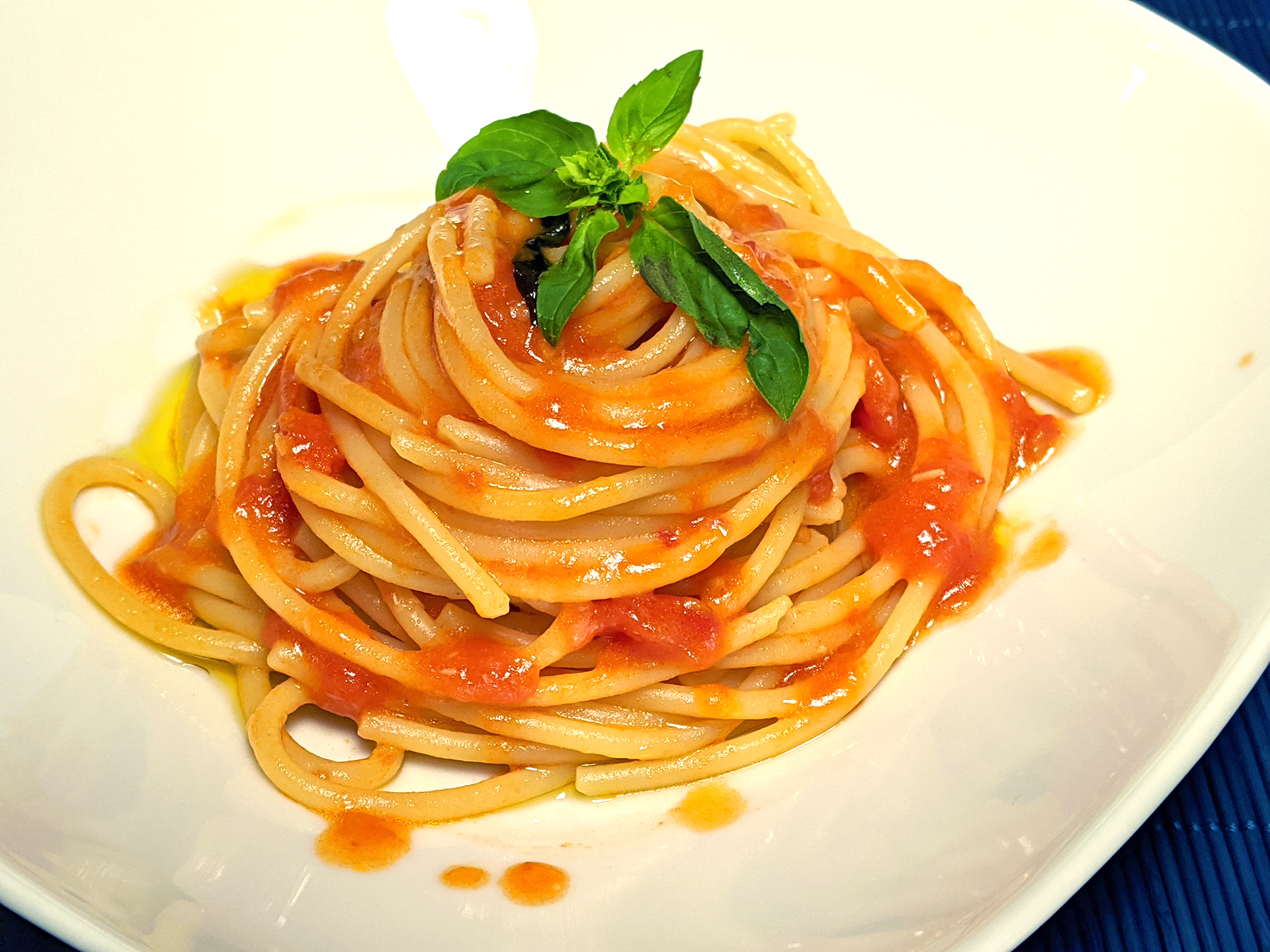 Pasta con tomate y albahaca (pasta al pomodoro all'italiana) ~ La ragazza  col mattarello