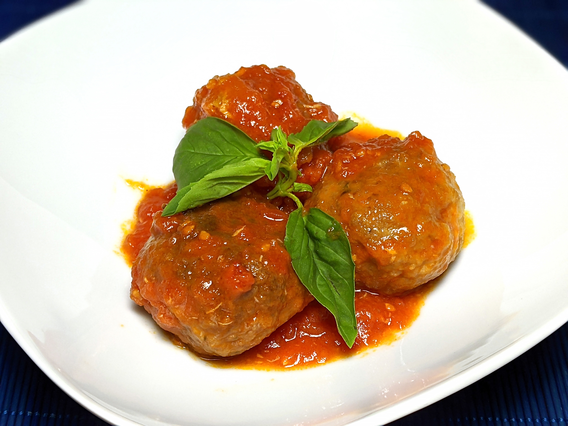 Albóndigas con salsa de tomate y albahaca a la italiana (polpette al sugo)  ~ La ragazza col mattarello