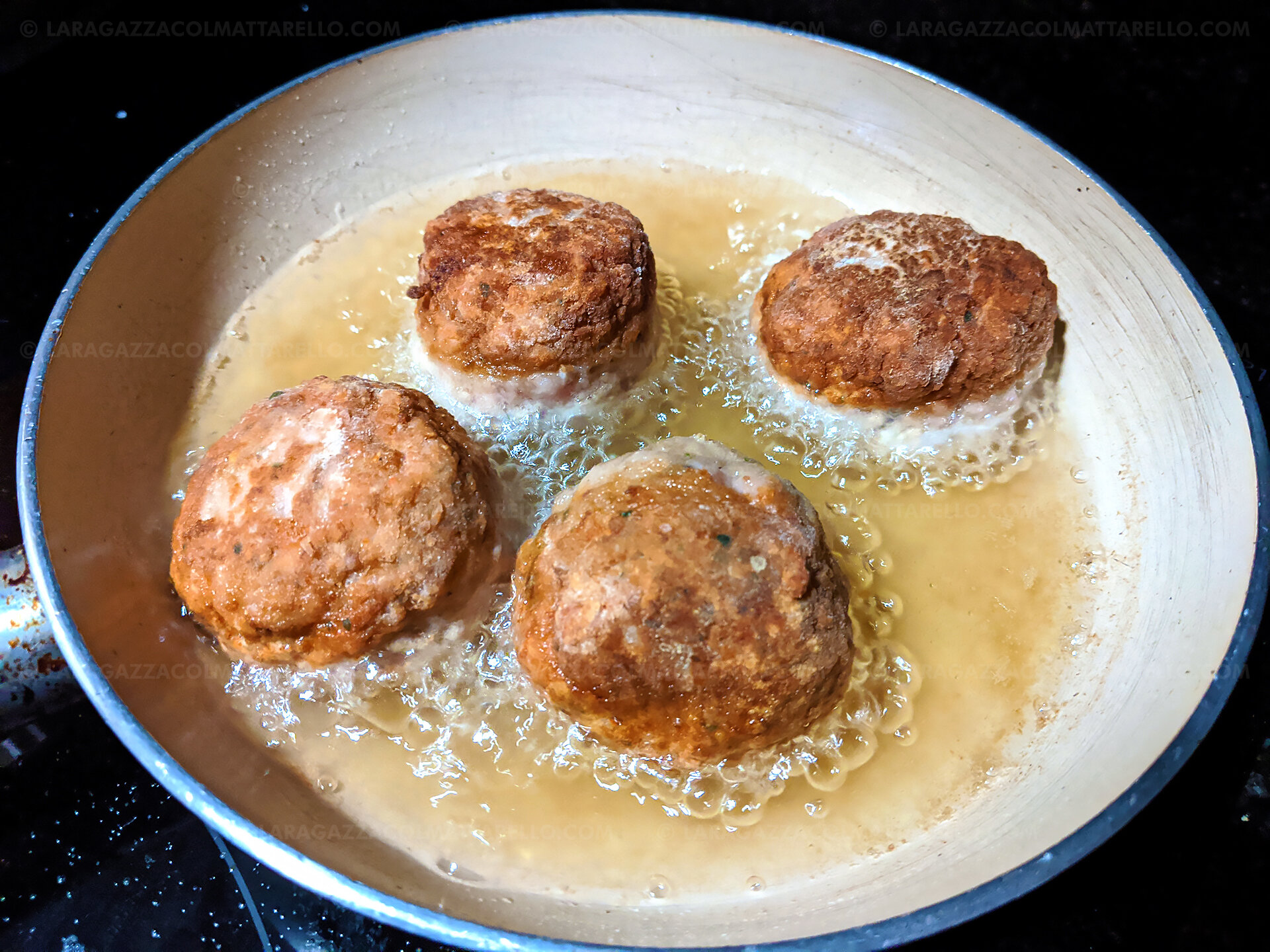 Meatballs with tomato sauce and basil Italian style (polpette al sugo) ~ Recipes Second courses  ~ La ragazza col mattarello Meatballs with tomato sauce and basil Italian style (polpette al sugo) ~ Recipes Second courses  ~ La ragazza col mattarello