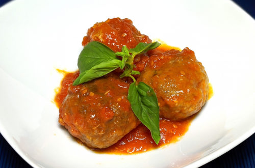 Albóndigas con salsa de tomate y albahaca a la italiana (polpette al sugo)