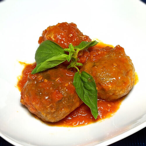 Albóndigas con salsa de tomate y albahaca a la italiana (polpette al sugo)