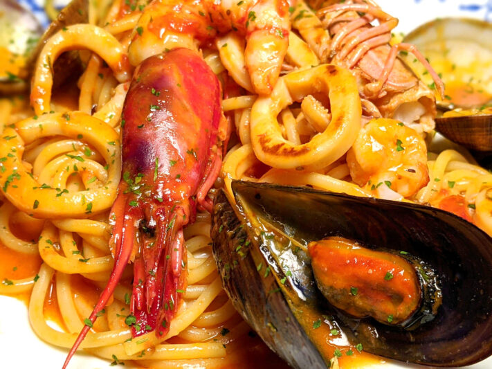 Espaguetis a la marinera (Spaghetti alla marinara o allo scoglio): Un festival para amantes del pescado ~ Primeros Recetas  ~ La ragazza col mattarello