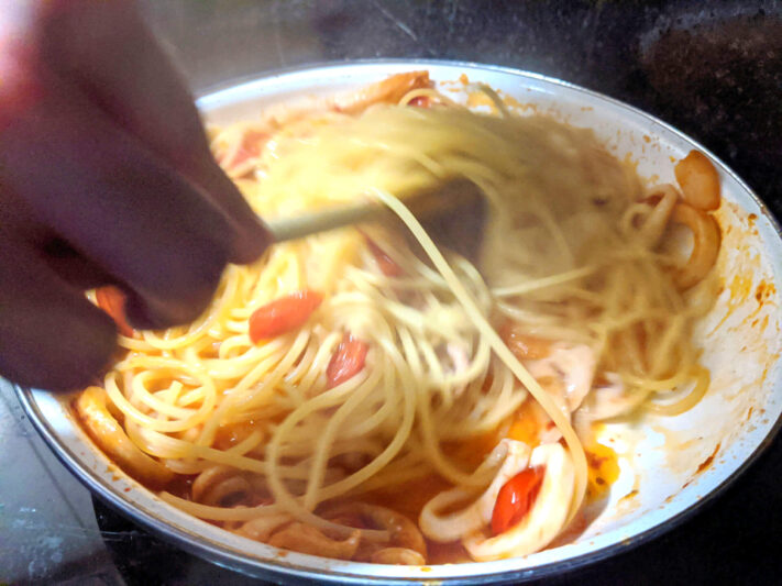 Espaguetis a la marinera (Spaghetti alla marinara o allo scoglio): Un festival para amantes del pescado ~ Primeros Recetas  ~ La ragazza col mattarello