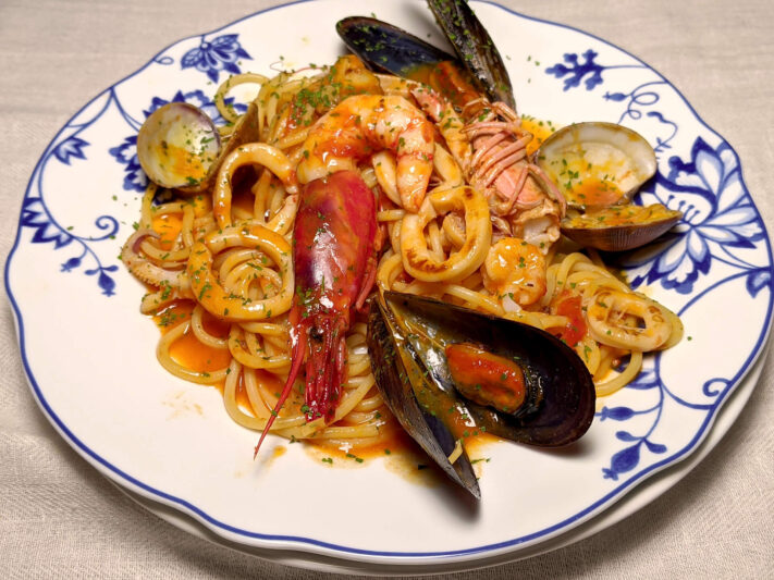 Espaguetis a la marinera (Spaghetti alla marinara o allo scoglio): Un festival para amantes del pescado ~ Primeros Recetas  ~ La ragazza col mattarello