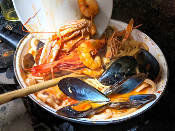 Seafood spaghetti (Spaghetti alla marinara or allo scoglio): A feast for fish lovers. ~ Main courses Recipes  ~ La ragazza col mattarello