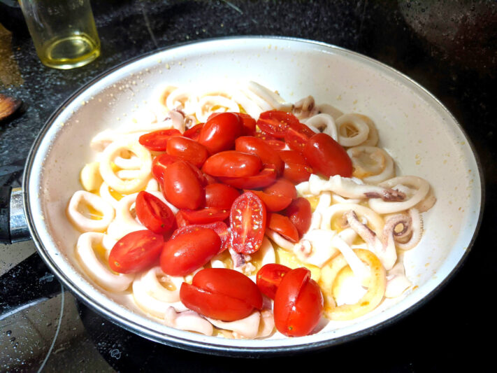 Espaguetis a la marinera (Spaghetti alla marinara o allo scoglio): Un festival para amantes del pescado ~ Primeros Recetas  ~ La ragazza col mattarello