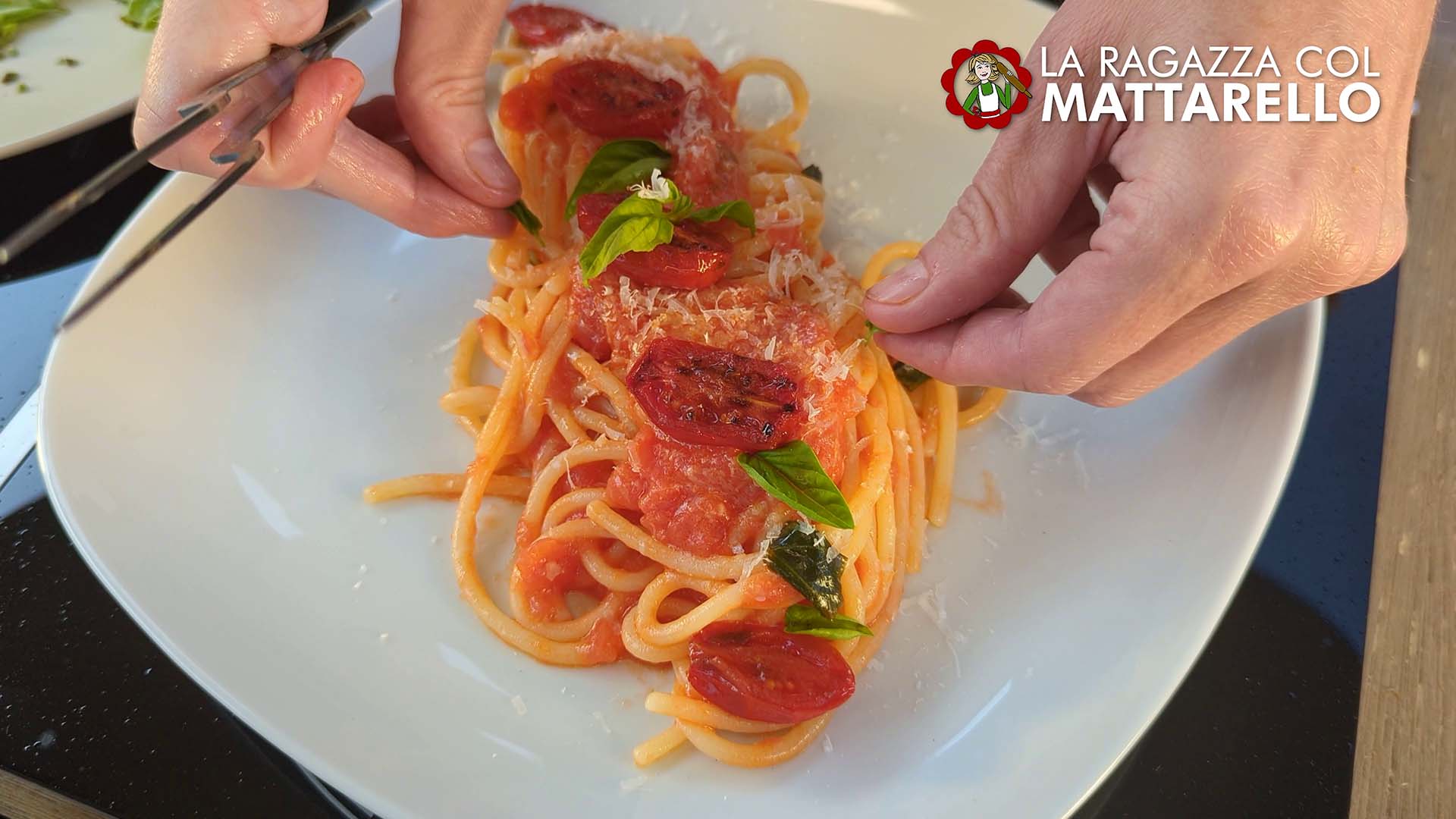 Pasta con tomate y albahaca (pasta al pomodoro all'italiana) ~ Primeros Recetas  ~ La ragazza col mattarello