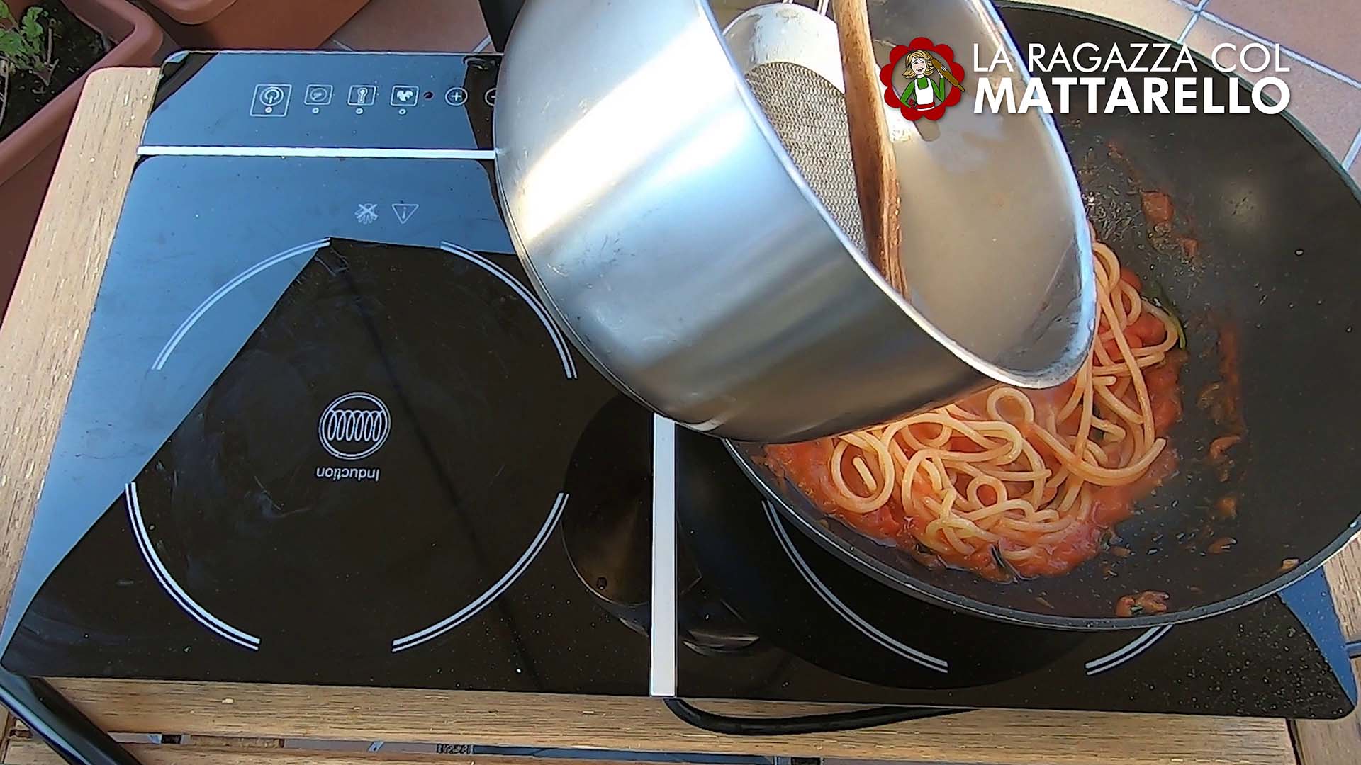 Pasta con tomate y albahaca (pasta al pomodoro all'italiana) ~ Primeros Recetas  ~ La ragazza col mattarello