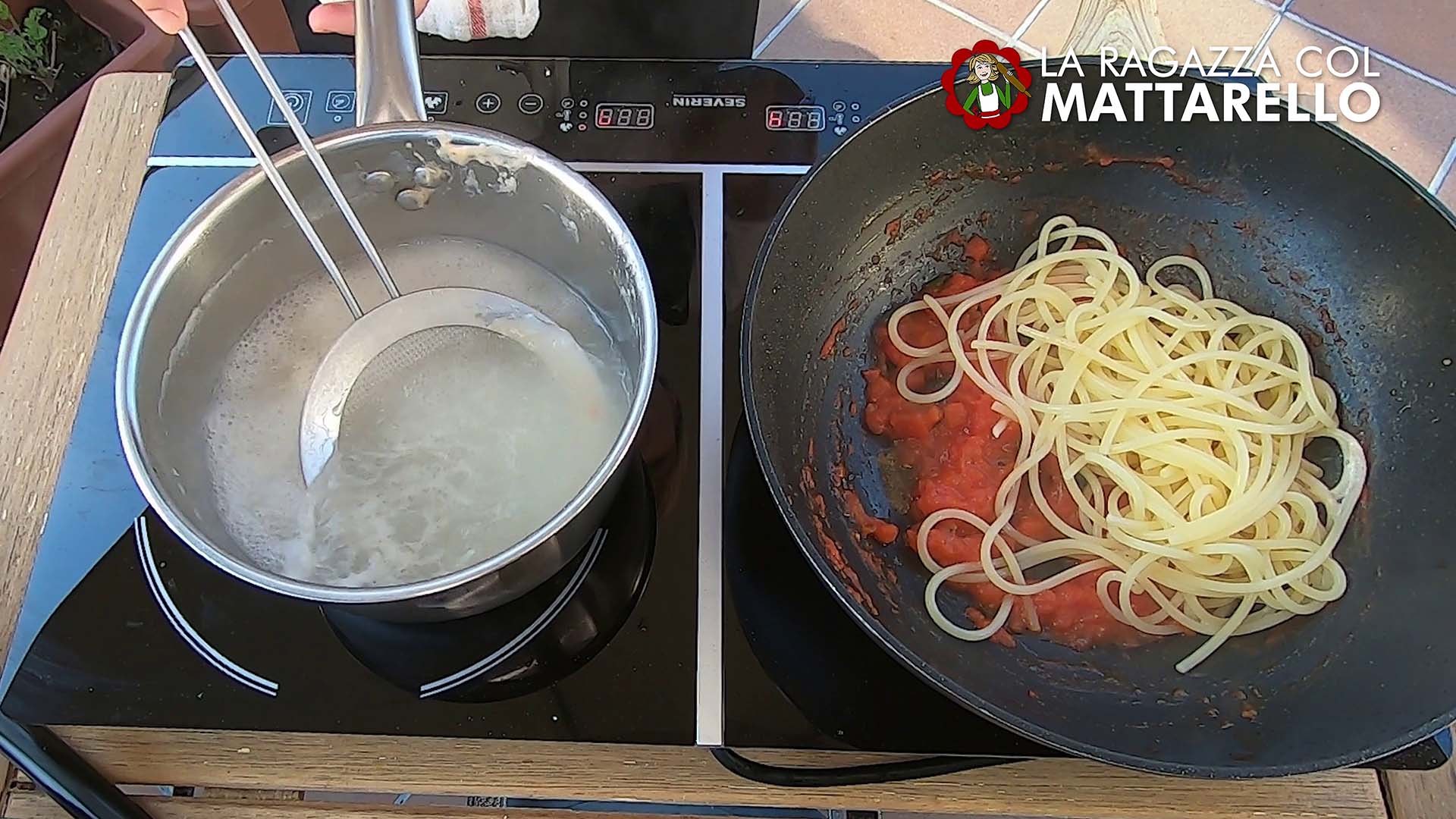 Pasta con tomate y albahaca (pasta al pomodoro all'italiana) ~ Primeros Recetas  ~ La ragazza col mattarello